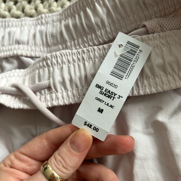 NWT Aritzia TNA big easy 3” shorts - Picture 2 of 5